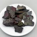Pietra sangue di drago grezzo / Confezione da 100g (3-5cm)
