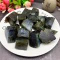 Labradorite grezzo / Confezione da 100g (3-5cm)