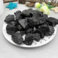 Pietra vulcanica nera grezzo / Confezione da 100g (3-5cm)