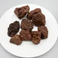 Pietra vulcanica rossa grezzo / Confezione da 100g (3-5cm)