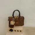 Mit Anhänger / Gelbbraun