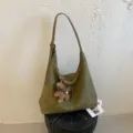 Bolso tote bandolera tejido en verde oliva, con correa larga a juego y colgante de osito de peluche - Con Colgante / Verde