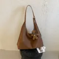 Bolso tote marrón de textura trenzada, con correa ajustable y un pequeño colgante de osito - Con Colgante / Marrón