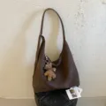 Bolso tipo cubo marrón con aspecto trenzado, correa ajustable y colgante de osito de peluche - Con Colgante / Café