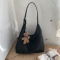 Bolso negro de hombro con textura trenzada, correa ajustable y colgante de osito marrón de felpa - Con Colgante / Negro