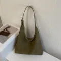 Grand sac cabas vert olive à texture tressée, avec bandoulière longue et style vintage épuré - Sans pendentif / Vert