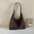 Sac cabas vintage tressé brun café, avec bandoulière réglable et forme souple et spacieuse - Sans pendentif / Café
