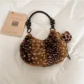 Gefleckte braune Plüsch-Halbmondtasche mit Holzperlengriffen und Leoparden-Anhänger - Mit Anhänger / Braun