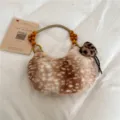 Halbmondförmige Plüschtasche mit Rehflecken, Holzperlengriff und Leoparden-Anhänger - Mit Anhänger / Khaki