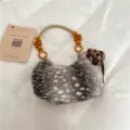 Damen-Kunstfelltasche mit grauweißem Fleckenmuster, Holzperlengriff und Leopardenanhänger - Mit Anhänger / Grau