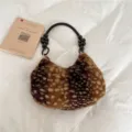 Halbmondförmige Kunstfell-Schultertasche mit braunem Tupfenmuster und schwarzem Perlengriff - Ohne Anhänger / Braun