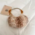 Borsa a mezzaluna in ecopelliccia marrone chiaro a macchie bianche, con manico in perline di legno - senza ciondolo / Kaki