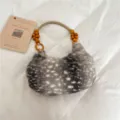 Borsa a mezzaluna in ecopelliccia grigia e bianca, con manico intrecciato e perle di legno - senza ciondolo / Grigio