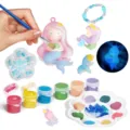 Kinder-Bastelset mit Meerjungfrau zum Bemalen, Armband, bunten Farben, Perlen und Leuchtanhänger - Leuchtende Bemalte Meerjungfrau (HD100240)