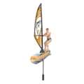 Spielzeug-Segelboot mit orange-weißem Rumpf, Hai-Motiven auf dem Segel und stehender Figur - Gelbes Haimuster / Gelb