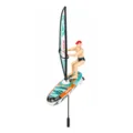 Miniatur-Windsurfspielzeug mit türkis-orange-weißem Brett, Segel und Fahrer mit roter Kappe - Grünes Blattmuster / Grün