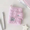 Vista plana de tela rosa a cuadros acolchada, con broche de corazón azul y etiqueta con osito - Sin Páginas Interiores / Rosa