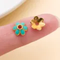 Deux pièces florales en gros plan, l’une émaillée turquoise, l’autre dorée, avec un trou central - Calotte Fleur à Six Pétales (28569)