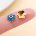 Gros plan de deux pièces métalliques en fleur, bleue émaillée et dorée, avec trous centraux - Calotte Fleur à Six Pétales (28572)