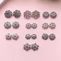 Embouts floraux en alliage argenté vieilli, motifs ajourés présentés par paires sur fond rose - 10 Styles Mélangés Ensemble Calottes Argent Antique (SN288) / Env. 400 Pièces/Paquet / Argent antique