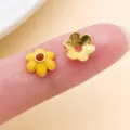 Paire de perles-fleurs en émail jaune, bordées de métal doré, avec un trou central pour le fil - Calotte Fleur à Six Pétales (28570)