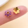 Perles intercalaires en forme de fleur, avec émail violet, finition dorée et trou central - Calotte Fleur à Six Pétales (28571)