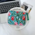 Petite pochette zippée en coton, imprimé turquoise à tulipes roses et pompon vert - Bleu avec Fleurs Roses