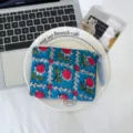Pochette en coton bleu, fleurs rouges et lianes blanches, zip et cordon tressé bleu - Grille Florale Bleue