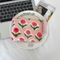 Petite pochette rose en coton zippée, à fleurs rouges et feuilles vertes, avec breloque tressée - Rose avec Fleurs Rouges