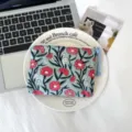 Pochette zippée en tissu bleu clair, ornée de fleurs rouges et d’un pompon tressé - Bleu Clair avec Floral Rouge
