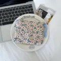 Pochette à fleurs en coton crème, motifs blancs et rouge rouille, fermeture zippée et tirette bleue - Beige με Petites Fleurs Blanches