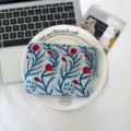 Petite pochette zippée en coton, fond bleu, motif floral rouge et blanc, avec tirette à pompon - Floral Branche Rouge
