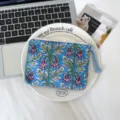 Petite pochette en coton à imprimé végétal bleu, zip blanc et pompon tressé bleu - Ruisseau Bleu Floral