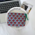 Petite pochette zippée en coton, fond bleu, motif floral rouge et tirette en corde verte - Bleu avec Fleurs Rouges