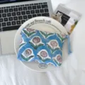 Pochette bleue en coton à fleurs, avec fermeture zippée et tirette à pompon tressé - Bleu Clair avec Floral Rose