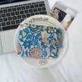 Petite pochette zippée en coton vieux rose, ornée de fleurs botaniques bleues et jaunes - Bleu Sable Floral
