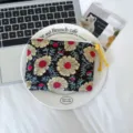 Petite pochette zippée en coton noir, à motif floral coloré et tirette en corde jaune - Noir avec Fleurs Dorées