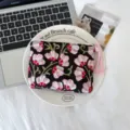 Petite pochette en coton à fond noir, imprimé floral rose, fermeture zippée et pompon rose tressé - Noir Nuit avec Floral Rose