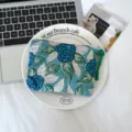 Pochette en coton bleu-vert à fleurs et feuilles, avec fermeture zippée et tirette tressée verte - Cyan avec Roses Bleues