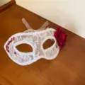 Spitzenmaske / Weiß-Rot