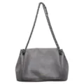 Bolso gris de cuero sintético con solapa frontal y correa de cadena metálica, sobre fondo blanco - Gris
