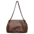 Bolso bandolera marrón de cuero sintético, forma trapezoidal, solapa y cadena de metal oscuro - Marrón