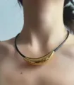 Tubo Curvo Dorado Con Cordón Negro