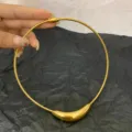 Gargantilla de Tubo Curvo Dorado