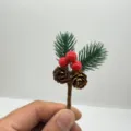 Racimo de 4cm Agujas de Pino Bayas Rojas