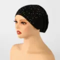 Vue de profil d’un mannequin portant un sous-bonnet noir extensible orné de petits strass - 21*26cm / Noir