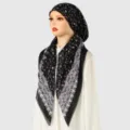Foulard nero a piccoli fiori con bordo in pizzo, indossato su testa e spalle di un manichino - 25*80cm / Nero