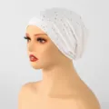 Vue de profil d’un mannequin portant un bonnet blanc en maille, parsemé de petits strass argentés - 21*26cm / Blanc