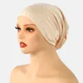 Vue de côté d’un bonnet en maille beige, orné de strass transparents scintillants - 21*26cm / Beige