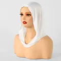 Copricapo bianco in maglia elasticizzata su un busto espositivo, drappeggiato su testa e collo - 30*42cm / Bianco